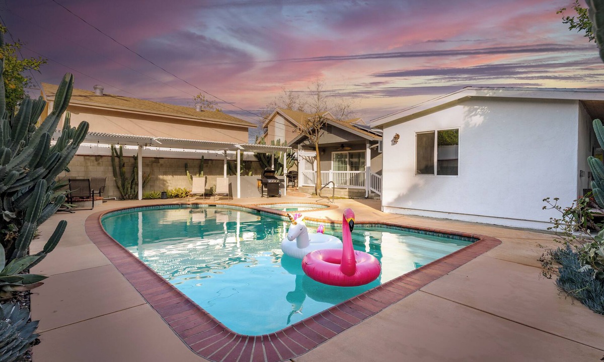 Burbank House | Modern 3BD Oasis with Pool-Jacuzzi, in Hollywood, Near Universal Studios