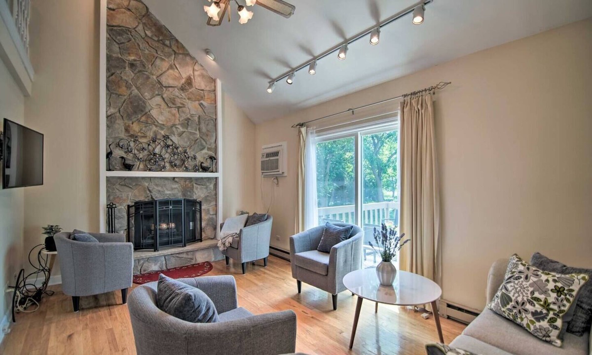 Gurnee House | Modern 3Bd Townhome Near Beach & Base & Six Flags