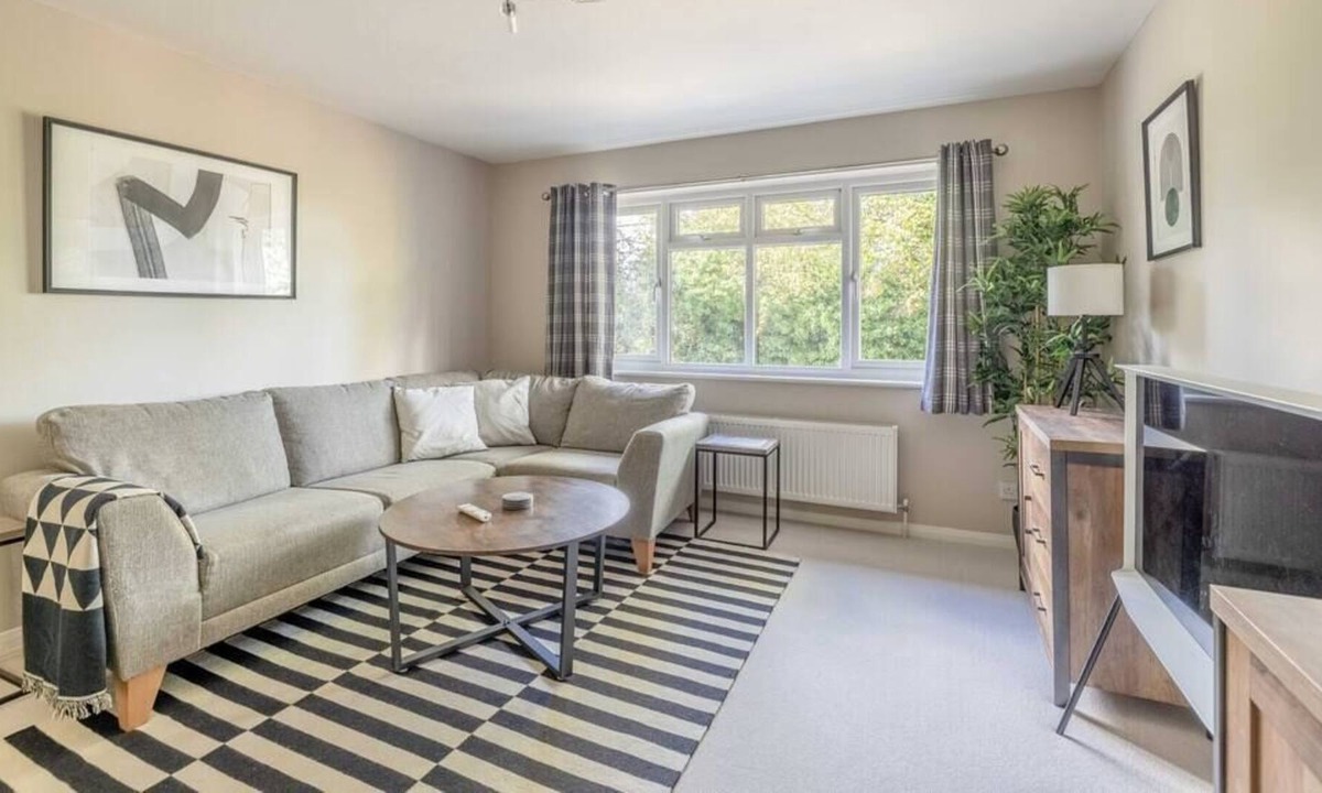 Swallowfield House | Modern 3Bed Moat house - Private Parking