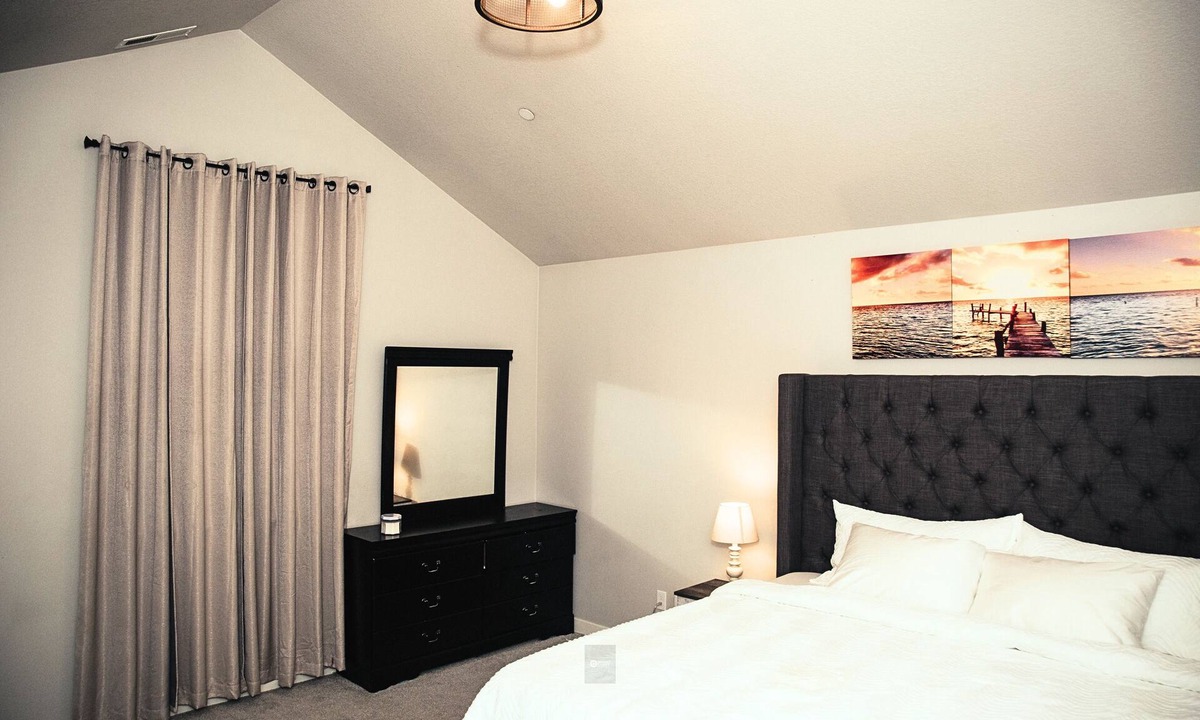 Morningside House | Modern 3Bedroom-King's Private Master Room with Stylish Private Bathroom