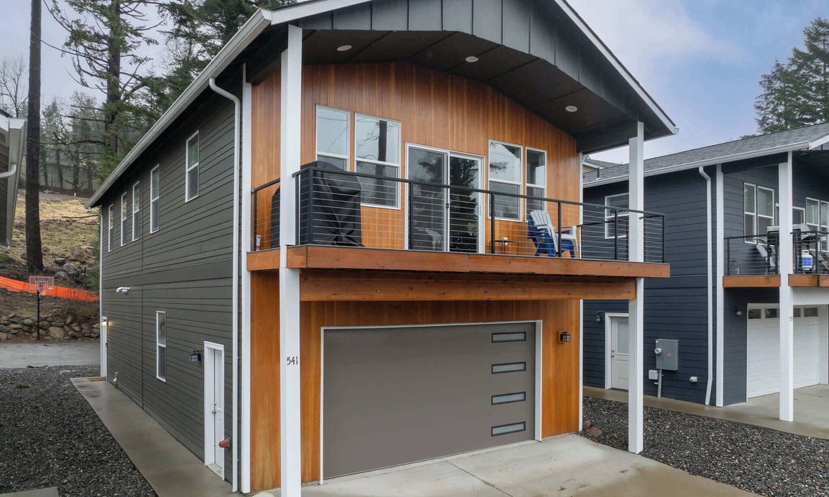 Stevenson Condo | Modern 3BR/2.5BA | Cascade Views | Trails