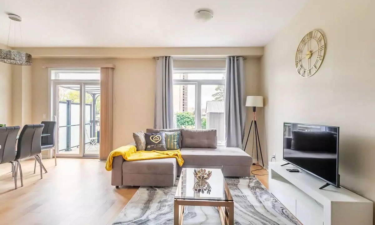 Whitby House | Modern 3BR 2.5BA Townhome, 2 min to the Beach, BBQnn