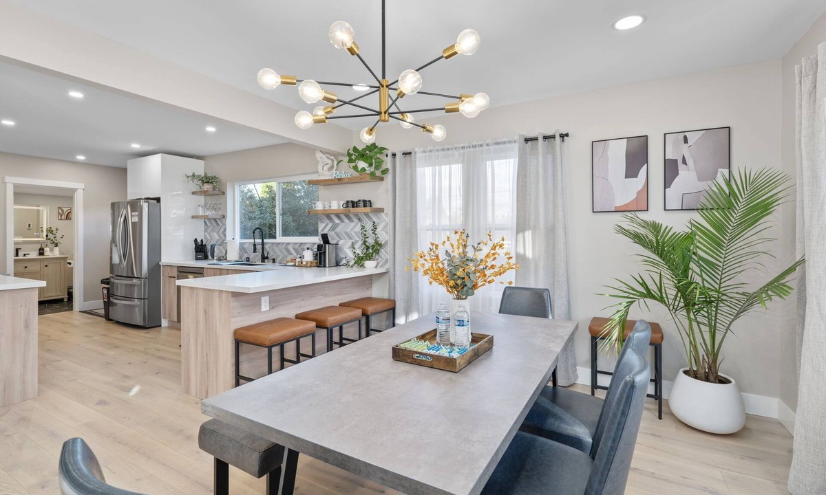 South Delridge House | Modern 3BR/2BA - Luxury King Suite.