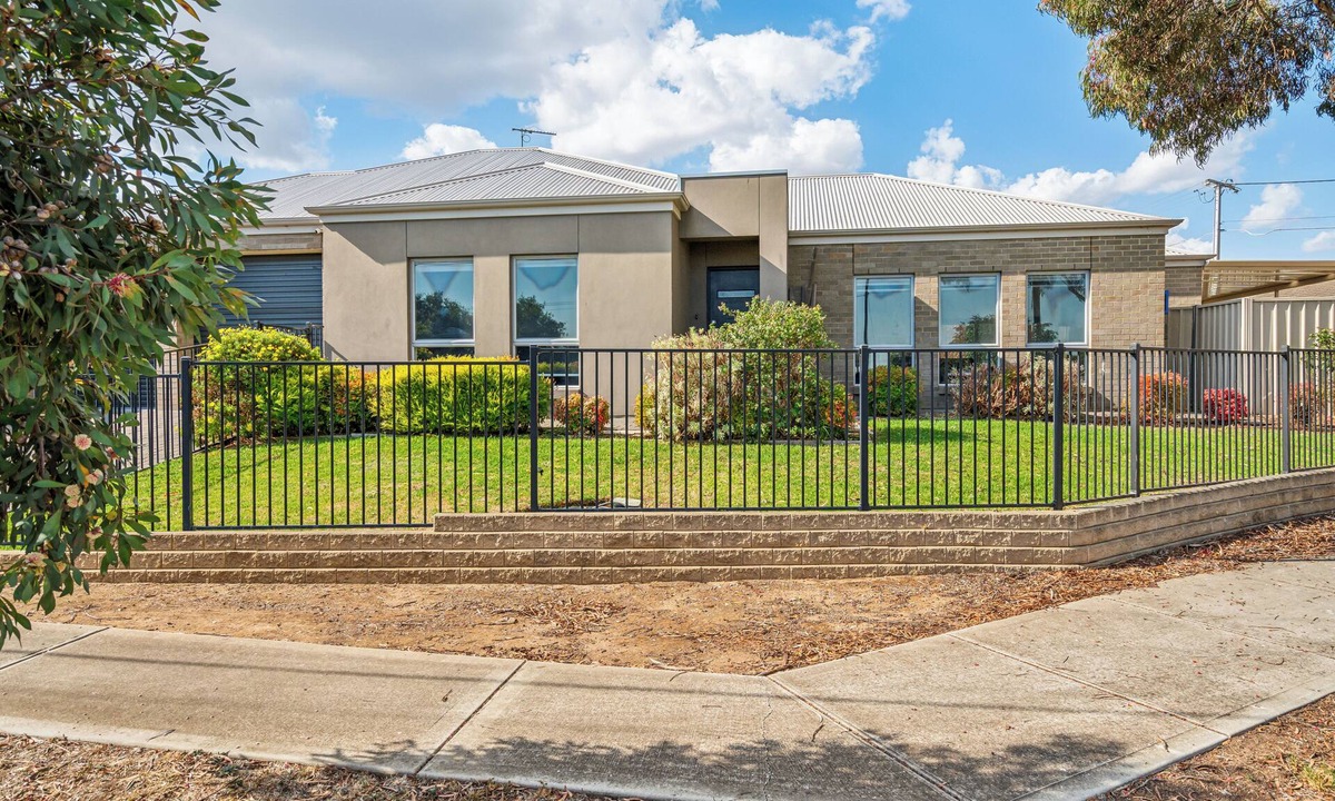 Enfield Hotel | Modern 3BR 2Bath 10min CBD Free Parking