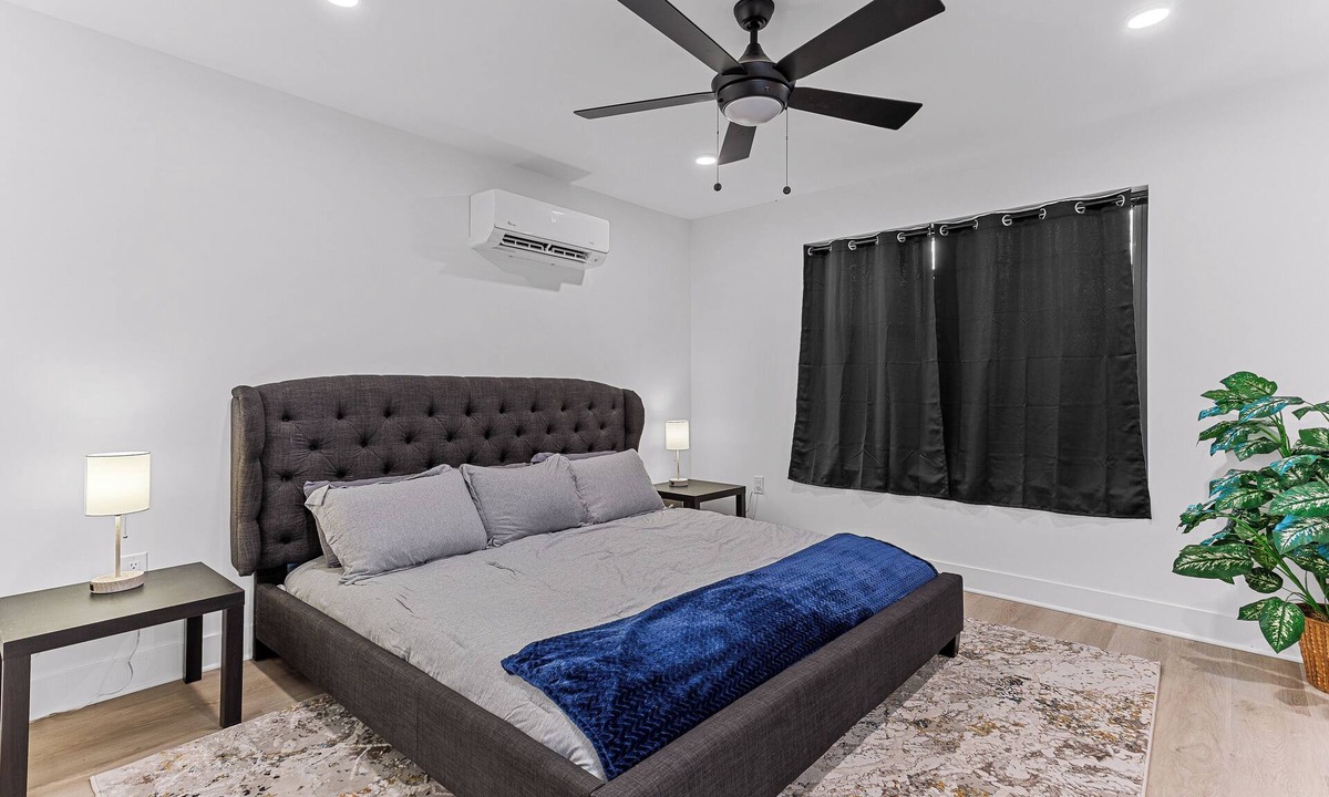 Detroit House | Modern 3BR 3BA - 1 Mile from Downtown - Private Parking