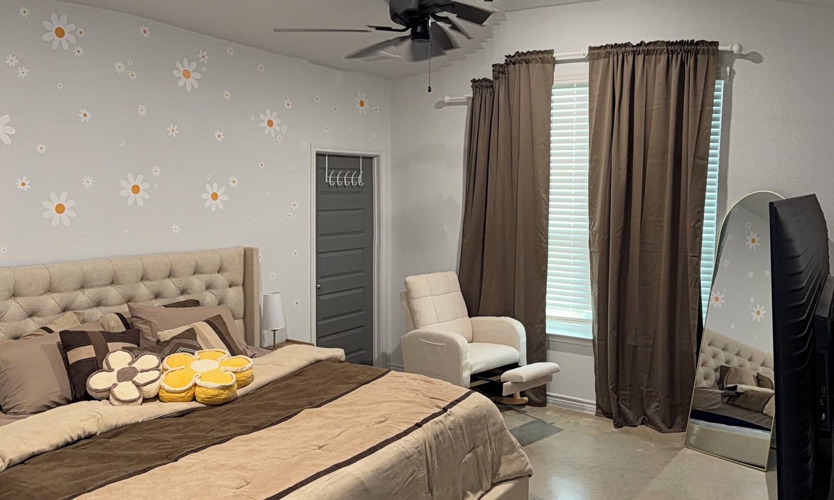 Temple Apartment | Modern 3BR | 7-Min Walk to Baylor Scott & White and free parking!