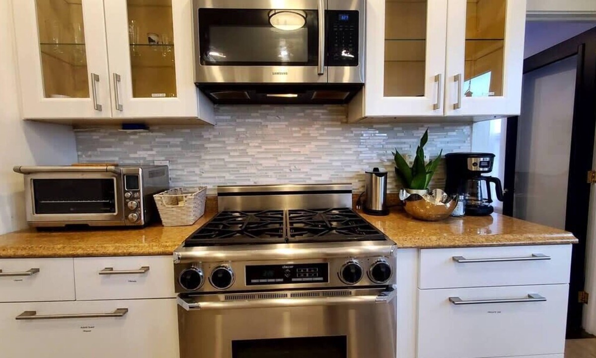 Cove - East Side - Shippan Apartment | Modern 3BR Apartment Downtown, HarborPt I-95 Train