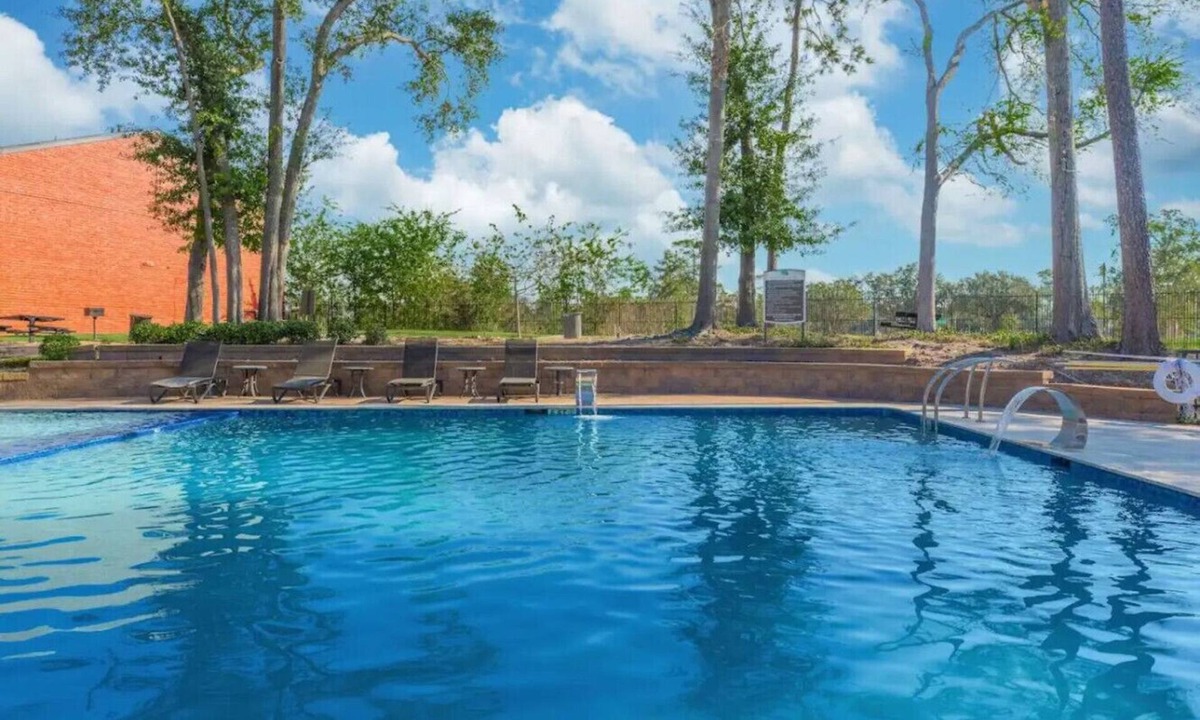Garden Oaks Apartment | Modern 3BR Apt Pool+Gym+Free Parking Near Galleria