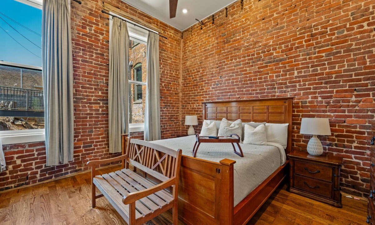 Old City Condo | Modern 3BR Condo | Parking | Walk to Smokies Stadium