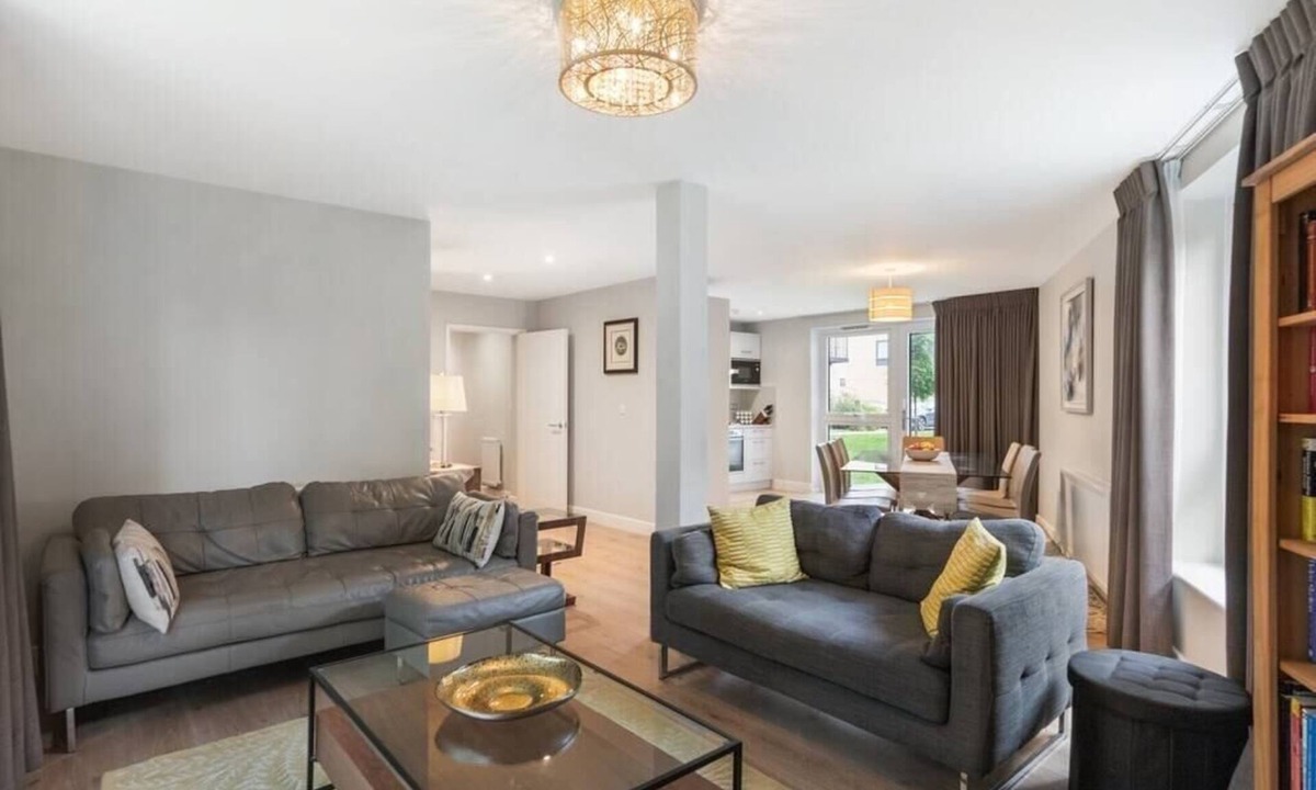 Ashford Apartment | Modern 3BR Flat quick links to LDN and Heathrow