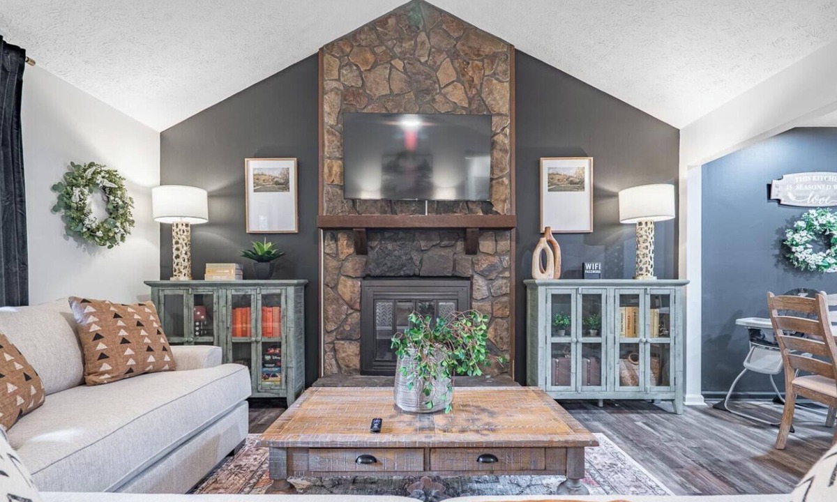 Woodstock House | Modern 3BR Front Porch Place - Near Shops & Parks