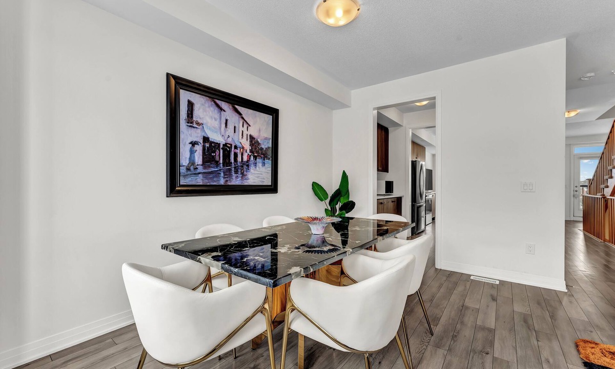 Brantford House | Modern 3BR Home~King Suite~Parking~Laundry