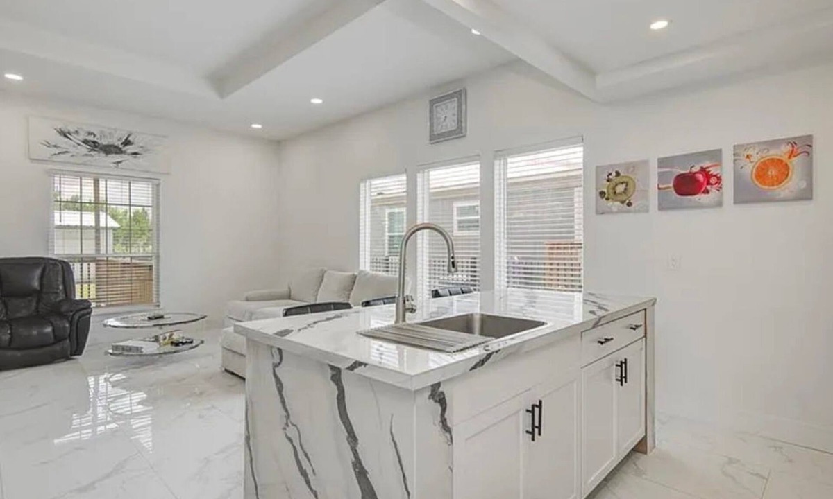 Cleveland House | Modern 3BR Home | Yard, Pet OK, BBQ Grill & Free Parking