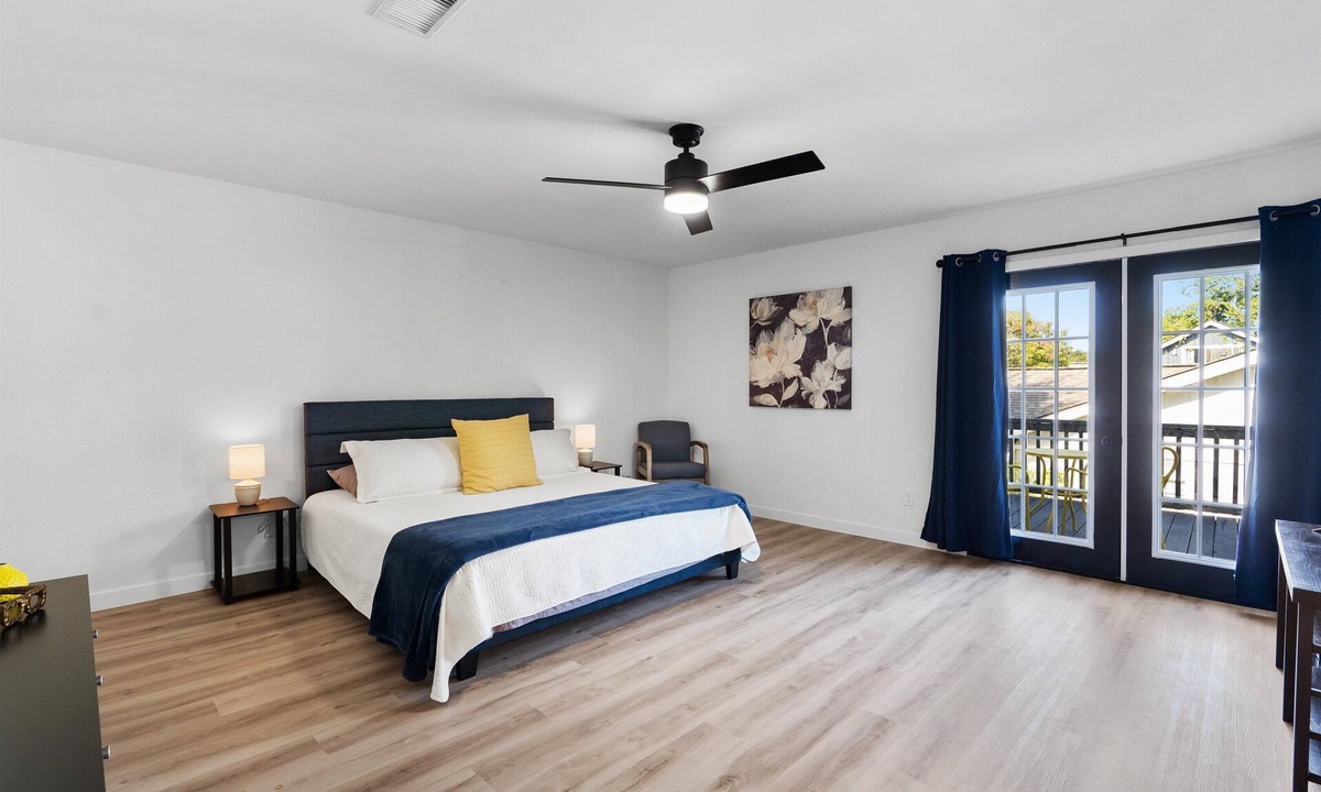McNeil House | Modern 3BR house - 5 mins from Domain shopping, bars, restaurants