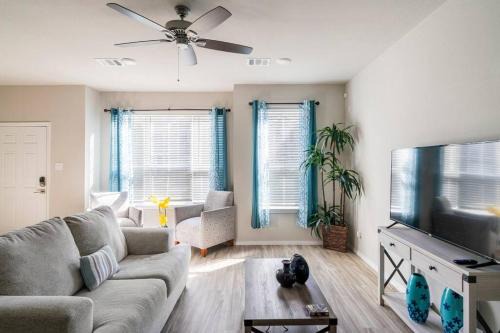 Atascocita Apartment | *Modern 3BR Near Downtown w/ Snacks included *