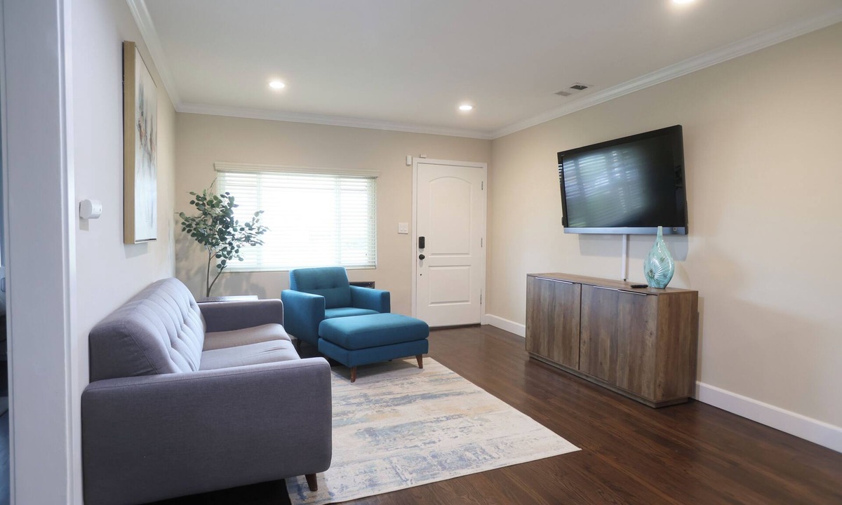 Los Angeles House | Modern 3BR Near SoFi, Intuit Dome Parking Workspace