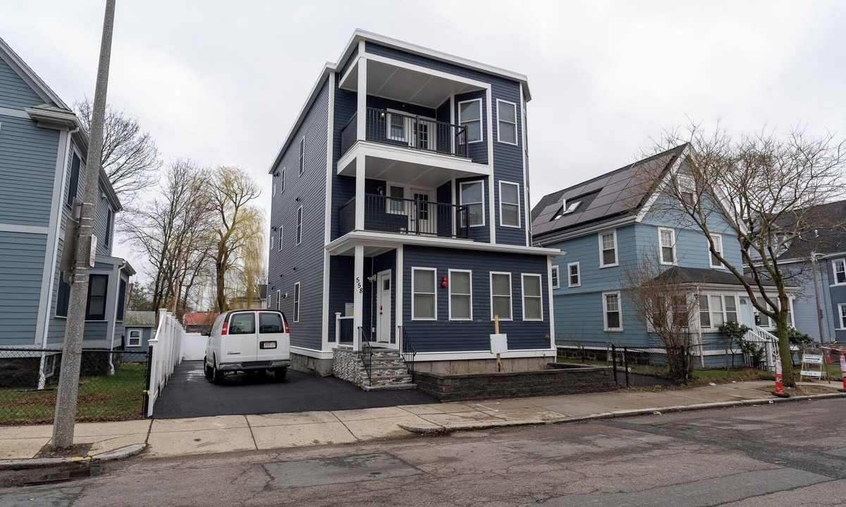 Codman Square Apartment | Modern 3BR nest near Franklin Park 558/2