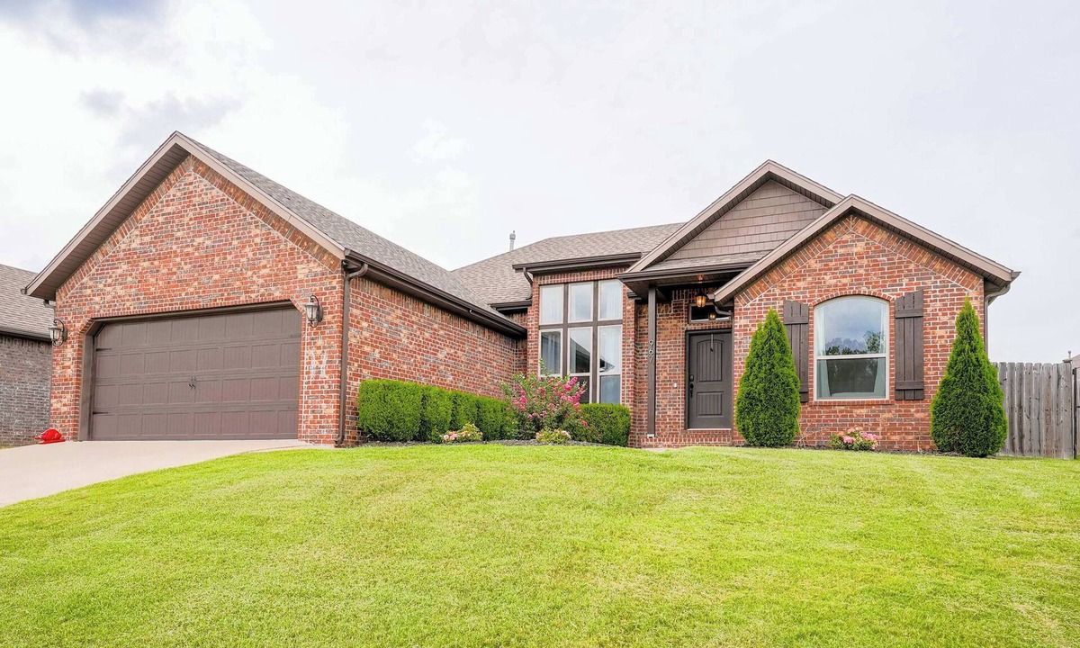 Cave Springs House | Modern 3BR Retreat EV Charger Fenced Yard by XNA
