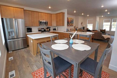 South Salt Lake House | Modern 3BR Ski Retreat Mountain Views & Garage