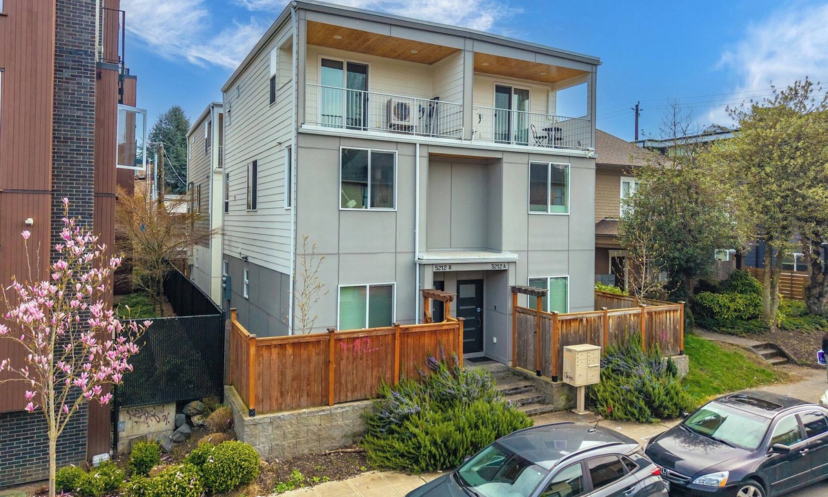 University District House | Modern 3BR Townhome in Seattle Near to Downtown