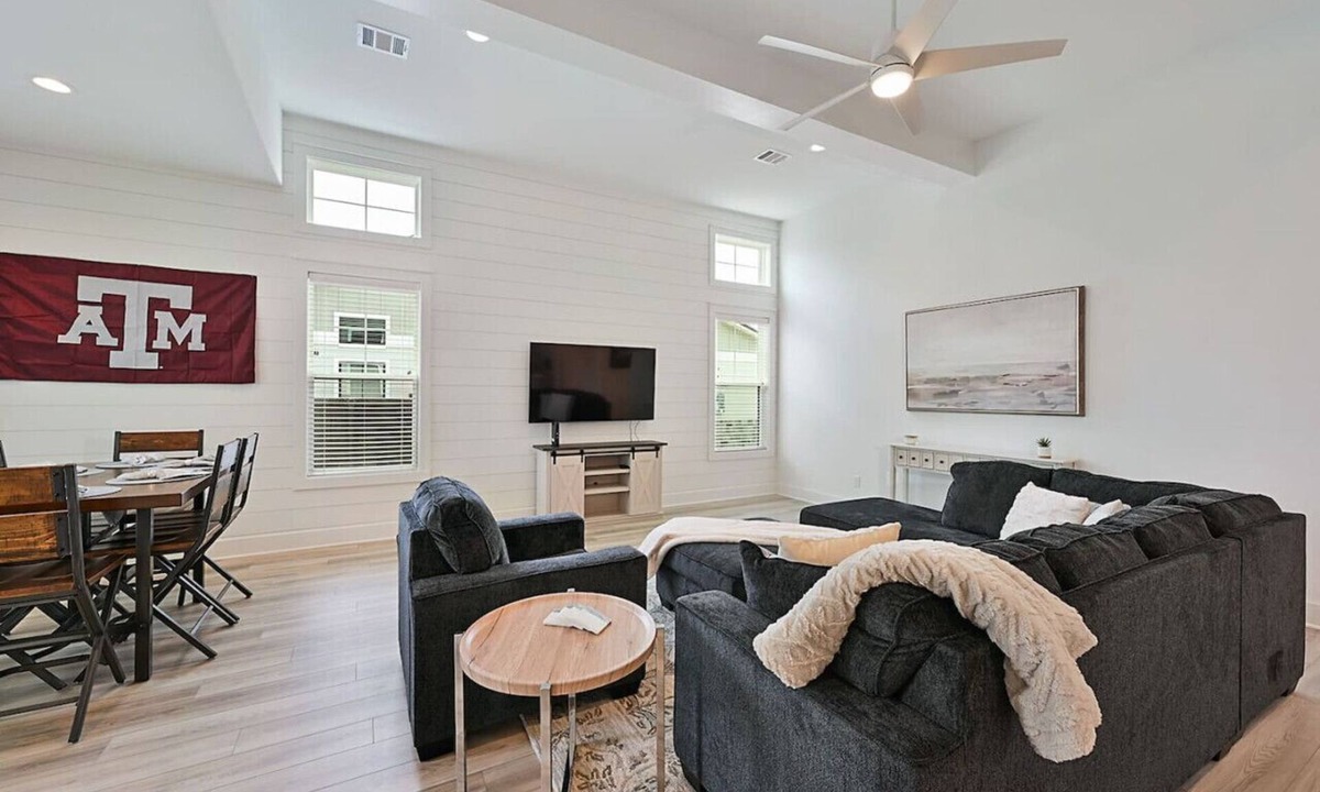 College Station House | Modern 3BR Townhome Near TAMU