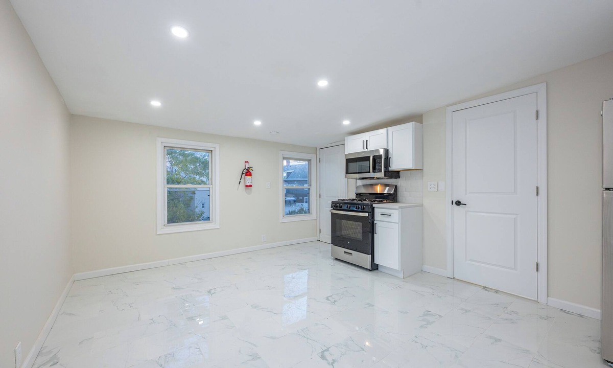 Rahway House | Modern 3BR - Train Station & Downtown 2 mins walk