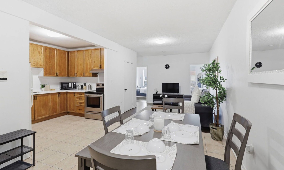 Parkdale Condo | Modern 3BR Urban Haven Near Downtown