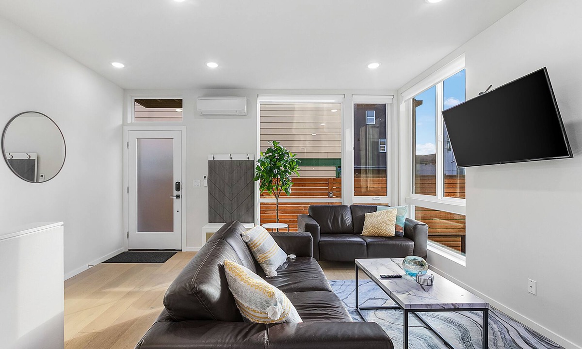 Leschi Apartment | Modern 3BR - Walk to Light Rail w/EV Charger & Parking