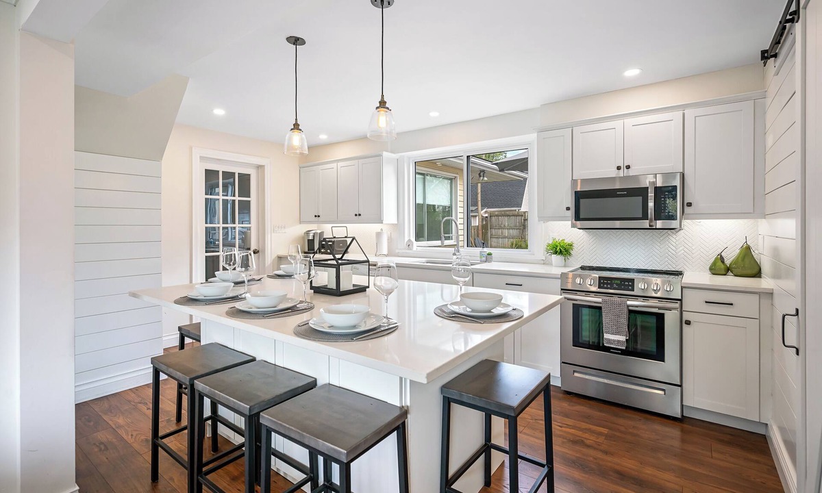 Historic Old Town House | Modern 4 Bdrm 8 Guests Niagara Home steps to Old Town, theatres & restaurants