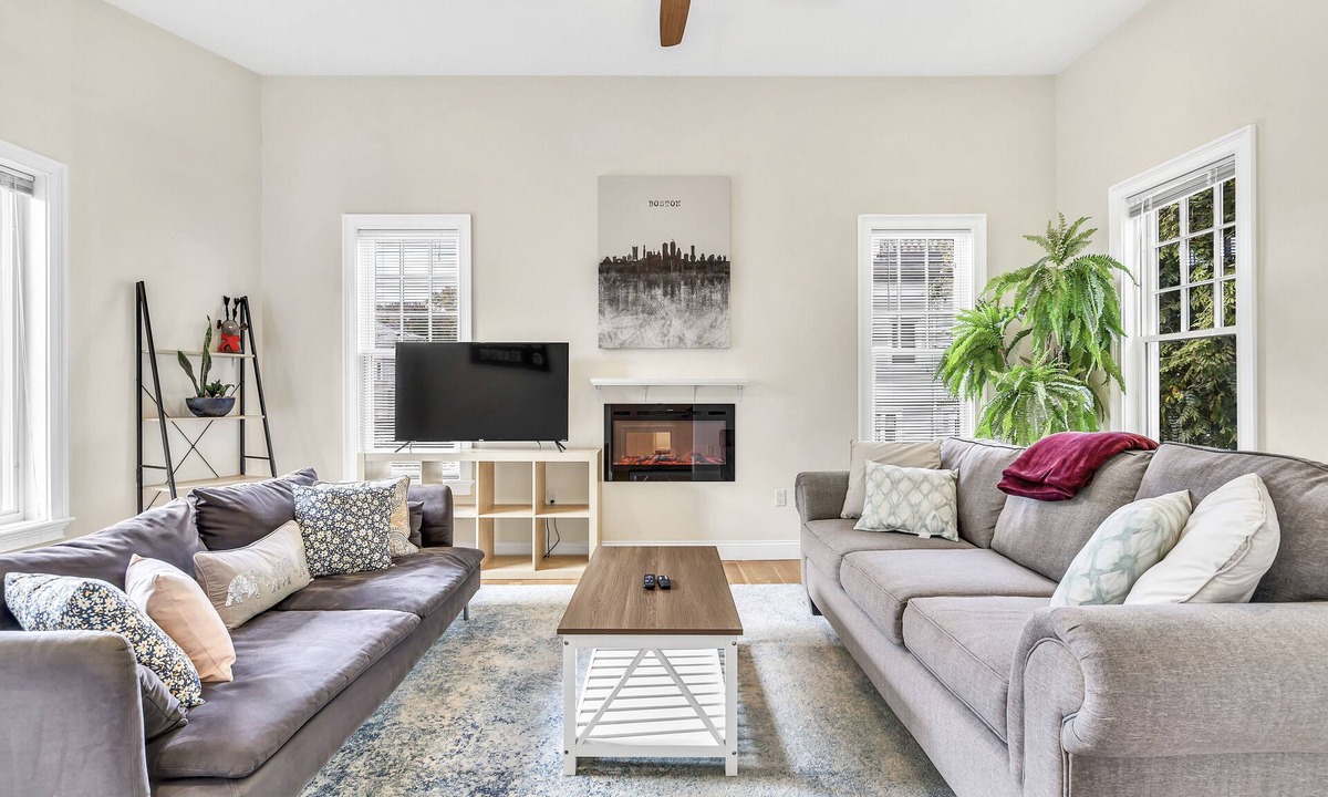 Allston House | Modern 4 Bed 2.5 Bath Home near Harvard with FREE Parking