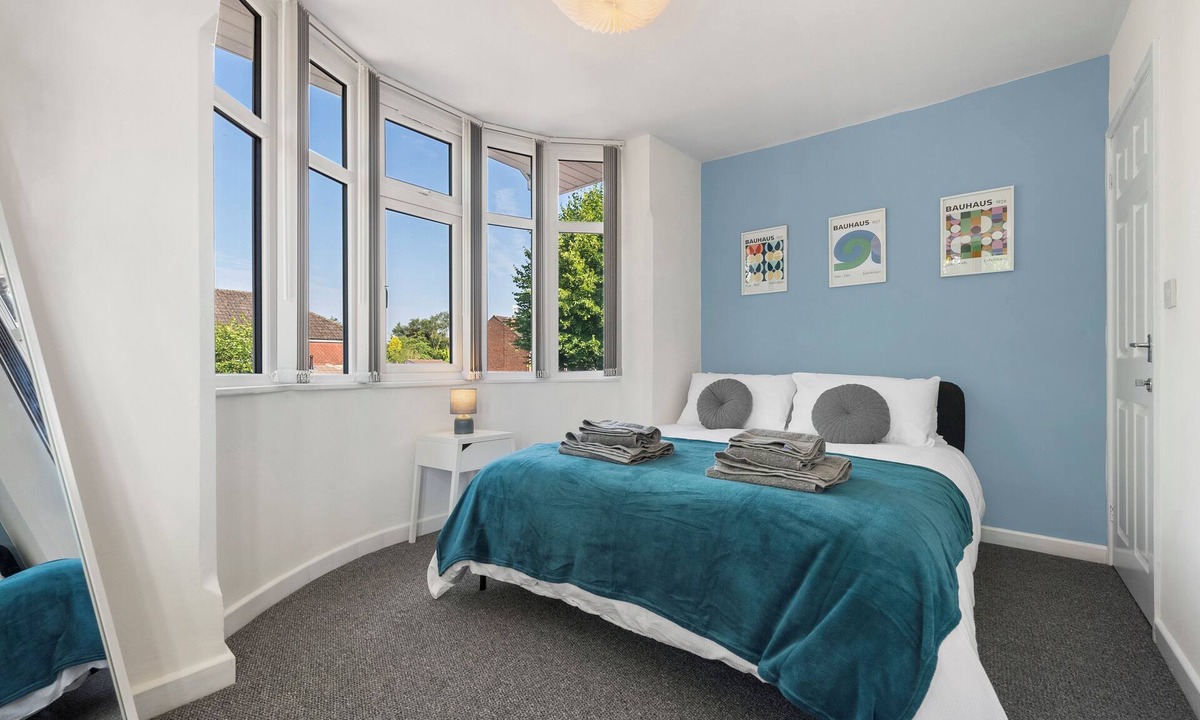 Coventry Apartment | Modern 4 bed 3 bath apartment, free parking