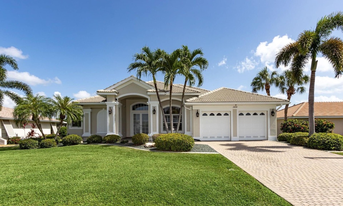 Caloosahatchee Villa | Modern 4 Bed 3 Bath Waterfront Home with Quick Gulf Access&Heated Pool