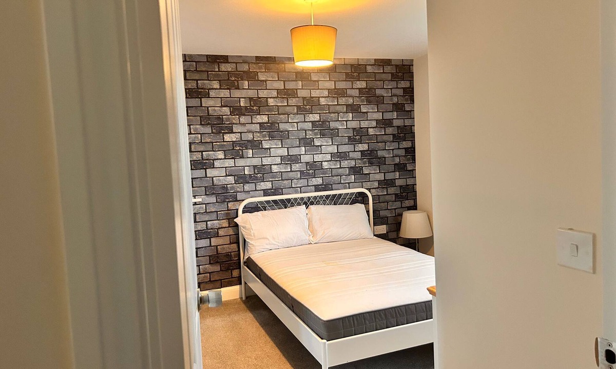 Corby House | Modern 4-Bed Detached Home in Corby