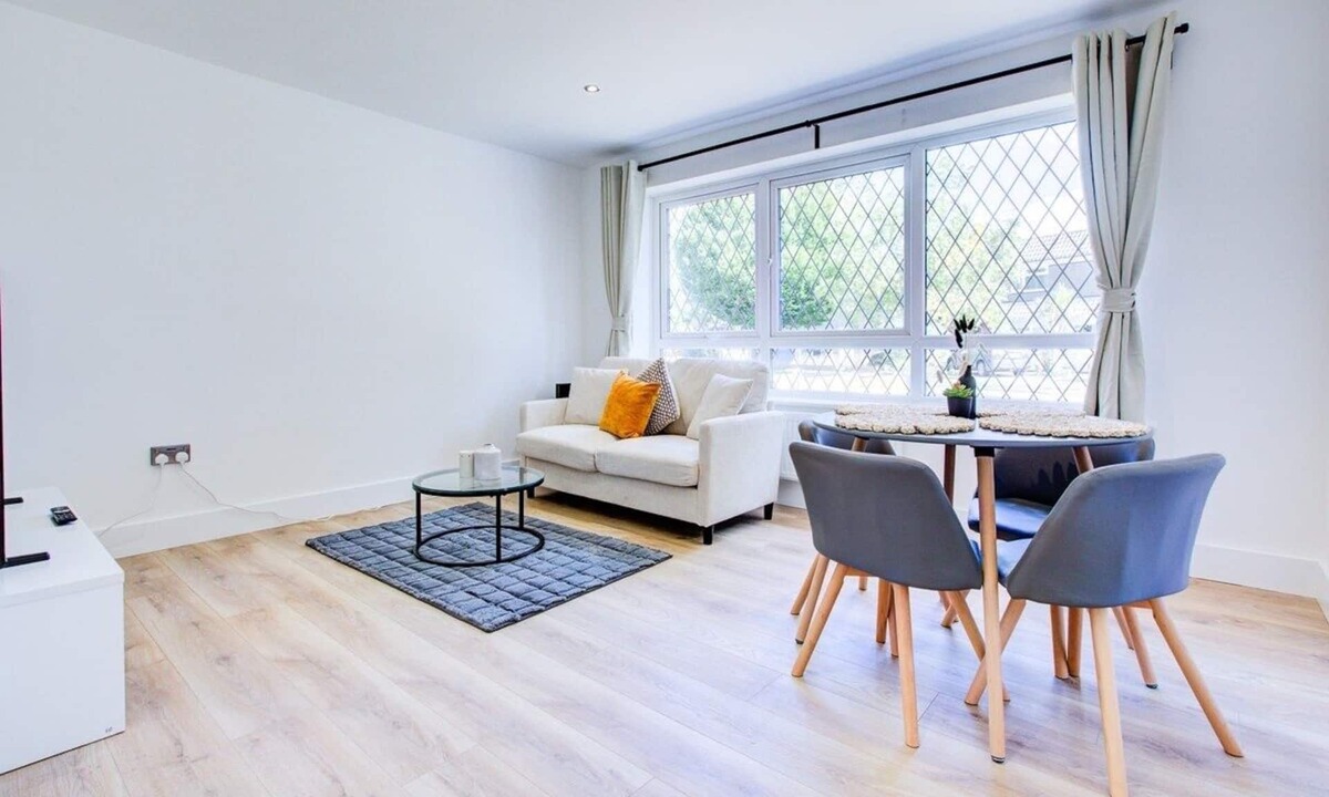 Colchester House | Modern 4 Bed Home with Driveway