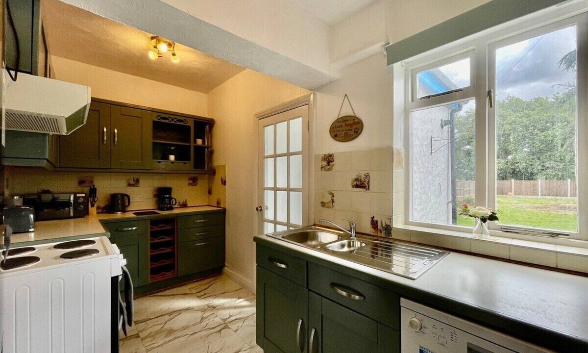 Gooshays House | Modern 4 Bed Romford Home (Free Parking)