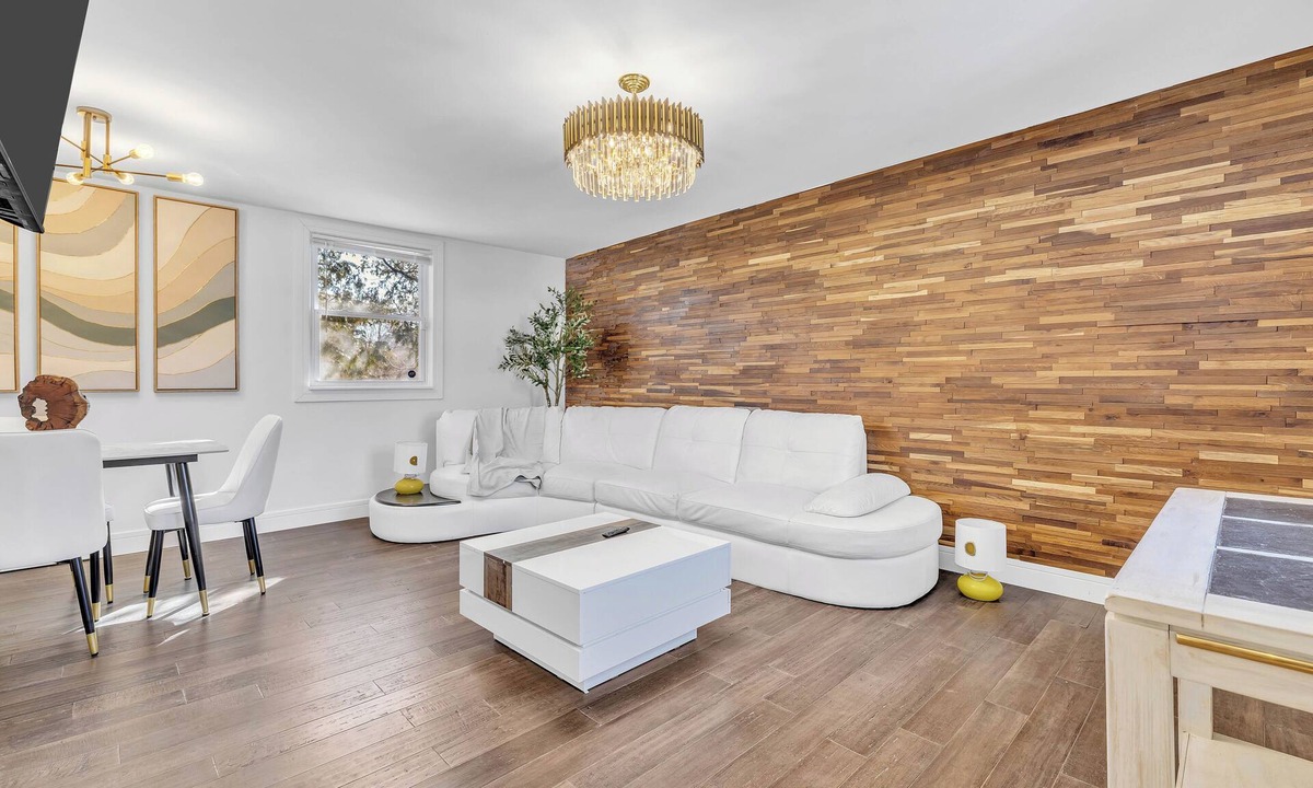 Westmont House | Modern 4-bedroom house in peaceful Westmont area