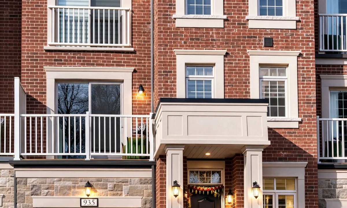 Ajax House | Modern 4‑Bedroom Retreat I 2‑Car Parking I Steps from the Ajax Waterfront