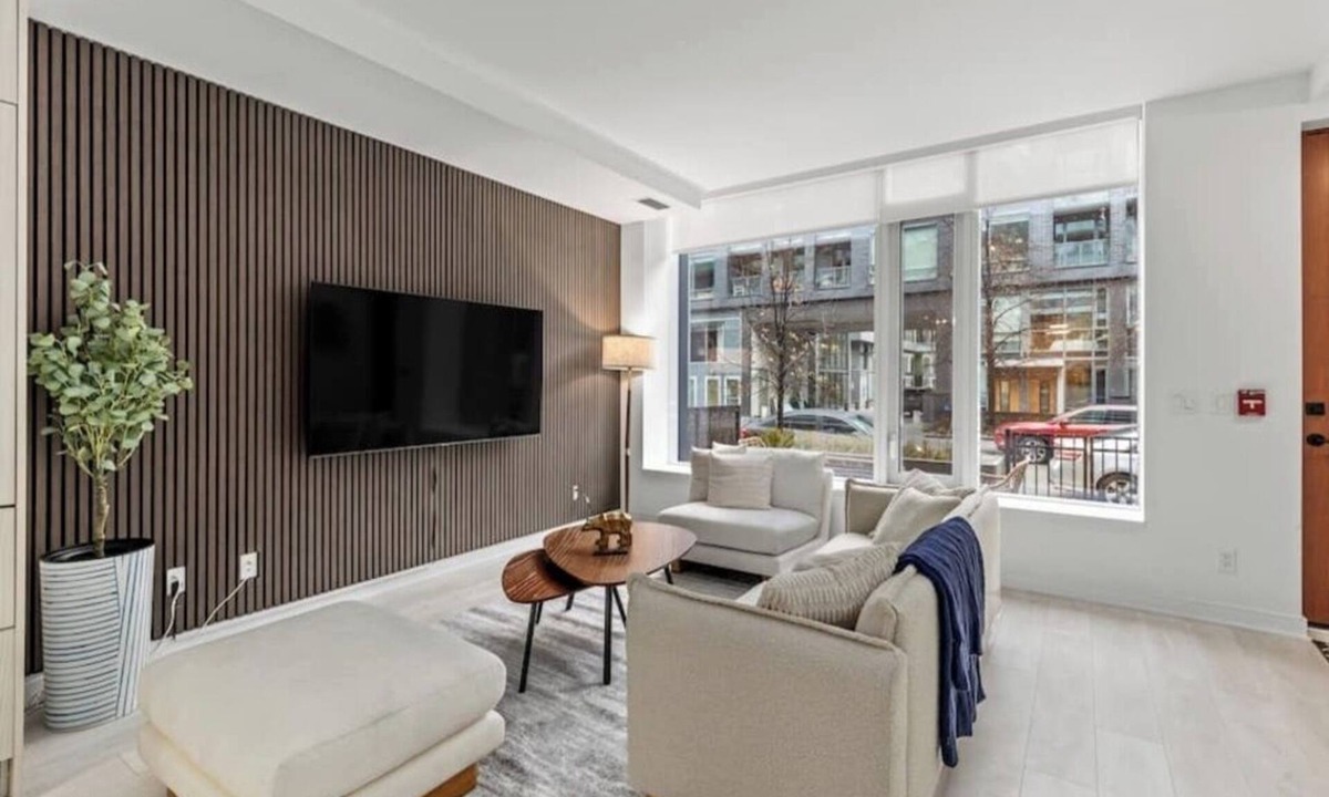 Downtown Toronto Hotel | Modern 4 Bedroom Suite with 3 Baths close to the Distillery District