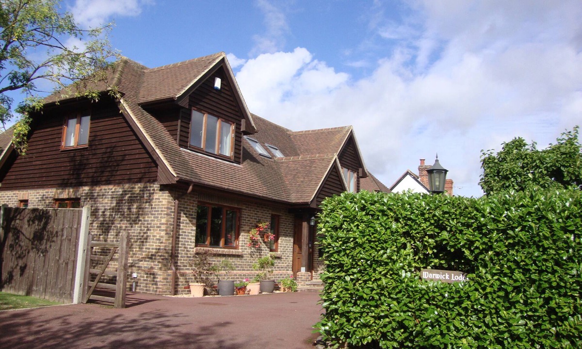 West Clandon Apartment | Modern 4 Star Apartment for two people. Wifi. Ample parking.