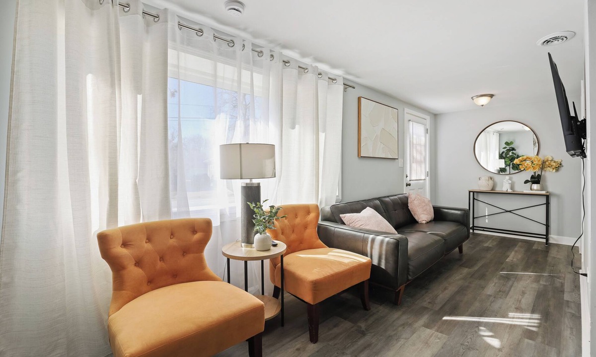 Highland Park House | Modern 4BD 2BA Home Near Downtown/Metra