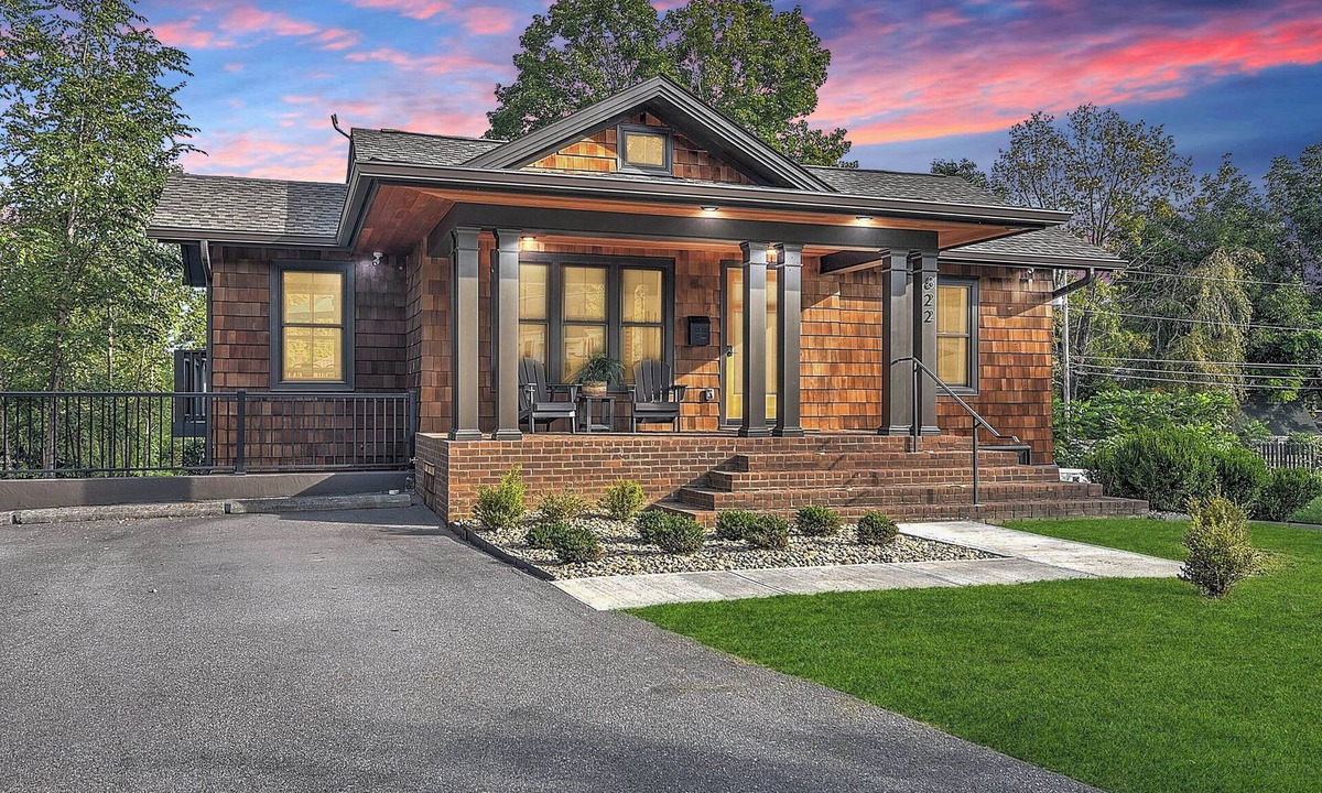 Johnson City House | Modern 4BD/4.5BA Home Near ETSU, Mountain Home VA, JCMC, & Downtown JC