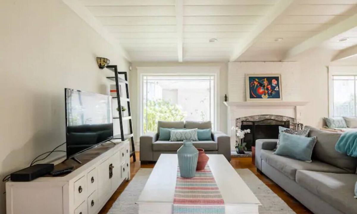 Shoreline West House | Modern 4bd Getaway In Downtown MV With Pool!