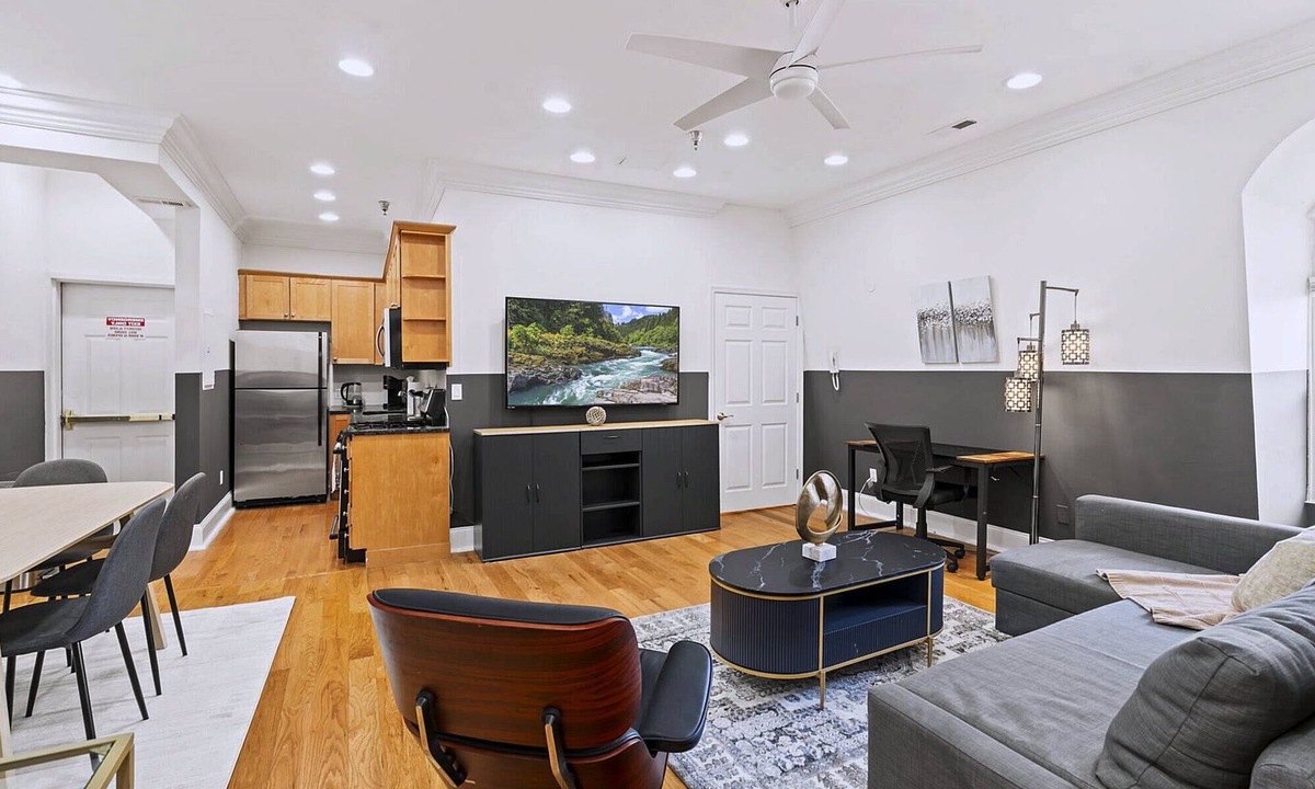 Old City Apartment | Modern 4BD Home Sleeps 10 by Old City Center Plaza
