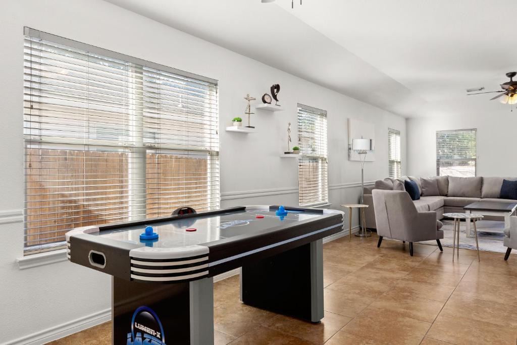 Wetmore House | Modern 4bd sleeps 8, min from 6 Flags Fiesta Texas