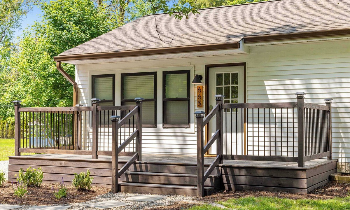 South Lyon House | Modern 4BR/3BA South Lyon Getaway