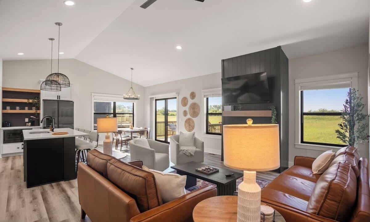 Waukee House | Modern 4BR/3BA Urbandale Home Near DSM