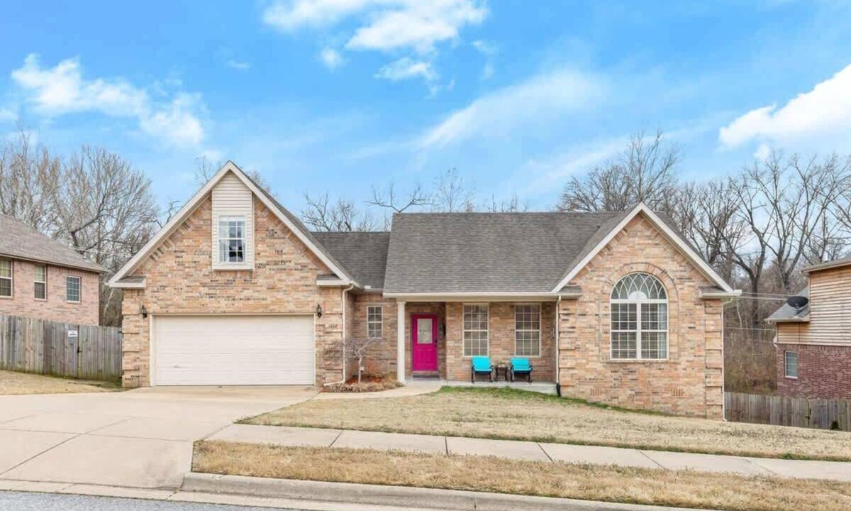 Bentonville House | Modern 4BR Bike Retreat – Steps from Coler Trails