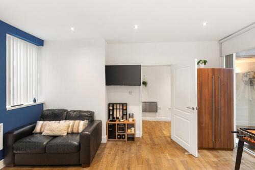 Shacklewell Apartment | Modern 4BR Flat Sleeps 13 Perfect for Big Groups
