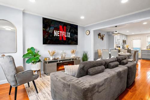 Old Town West House | Modern 4BR Getaway 3 Min to OldTown Walk to Metro