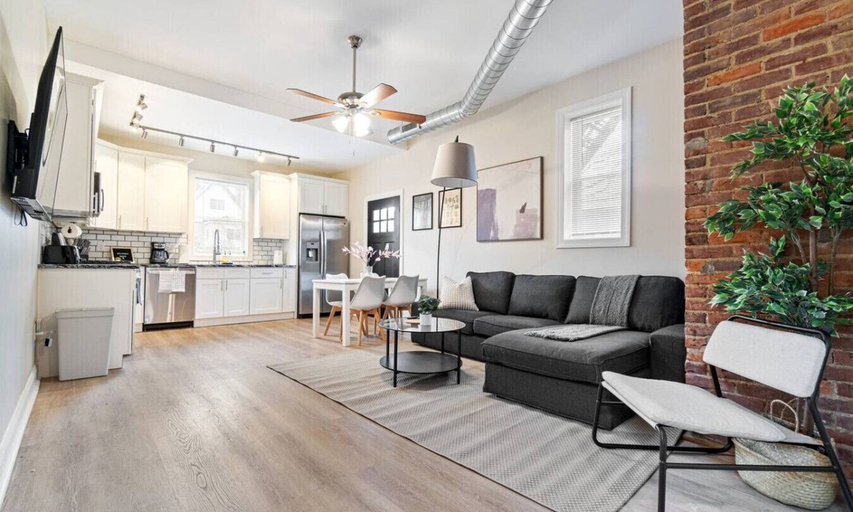 Point Breeze North House | Modern 4BR Home, Fully Equipped Kitchen & Parking